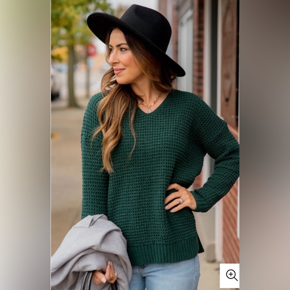 NWOT Betsys Boutique Shop Womens Large Hunter Green V Neck very warm Sweater - Picture 1 of 5